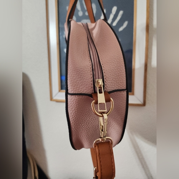 MUDD Circle Bag with flower interior. Excellent Condition. - Picture 5 of 10